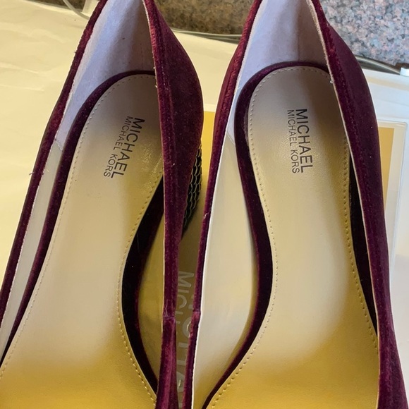 Michael Kors Plum Arabella Velvet Kitten Pump 9 NIB - Picture 5 of 7